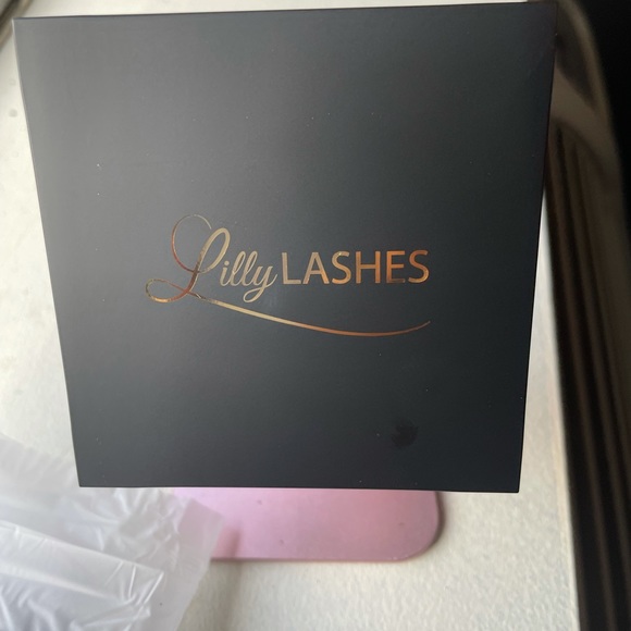 Lilly Lashes Mirrored Lash Compact - Picture 3 of 5
